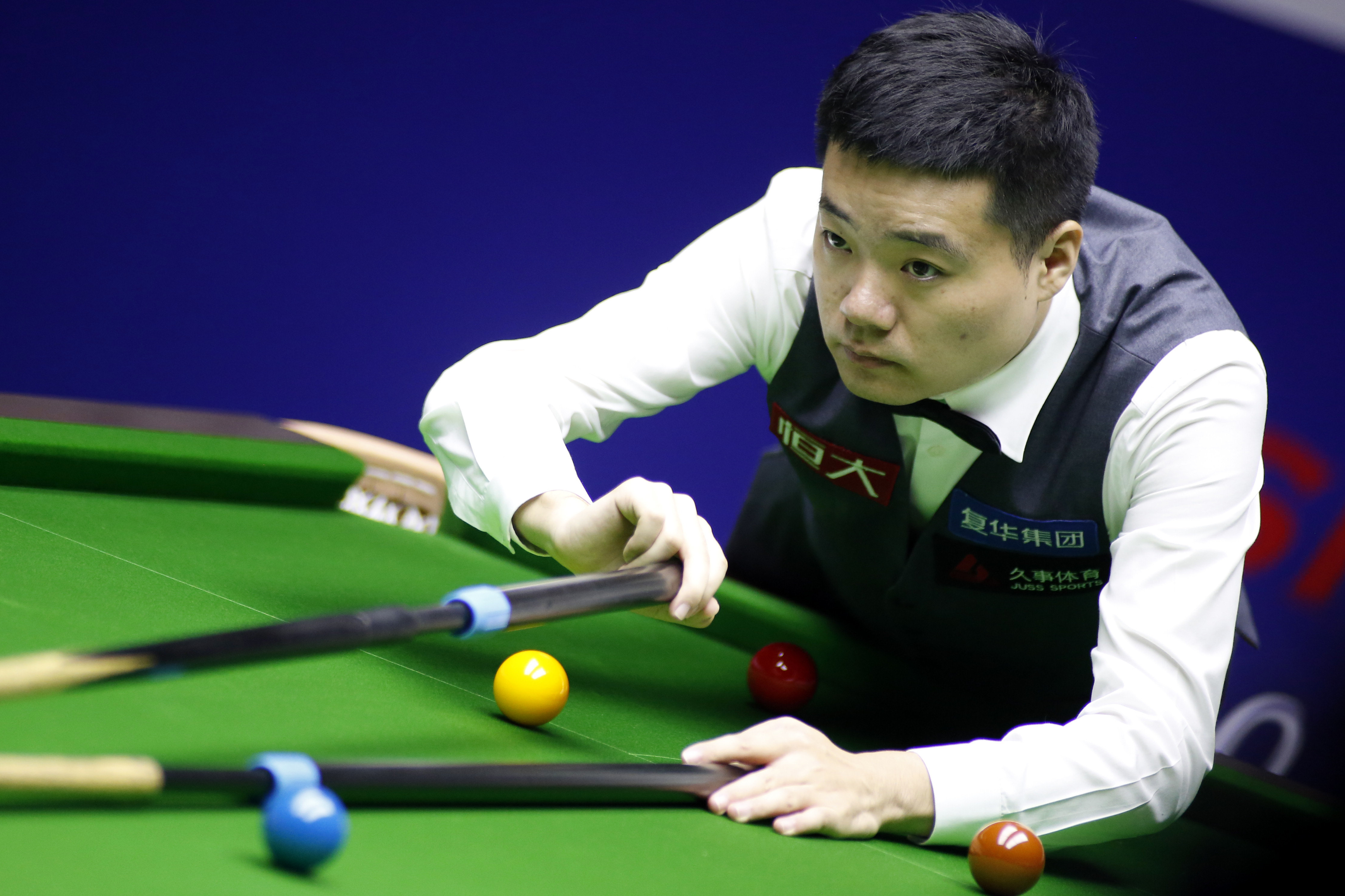 [棋牌]战鹰到访新加坡高校进行校园行 现场还原“咬你”.